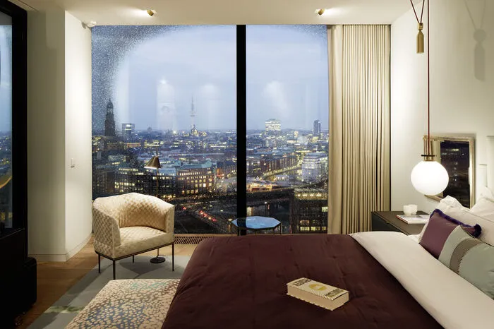 Insgesamt gibt es in der Elbphilharmonie 45 Apartments, die sich über die Stockwerke 11 bis 26 erstrecken. Philip Bonhoeffer, Geschäftsführender Gesellschafter der E+V Hamburg Immobilien GmbH: „Die Möglichkeit in einem architektonisch einzigartigen Wahrzeichen zu wohnen, macht die Apartments in der Elbphilharmonie zu etwas Außergewöhnlichem.“