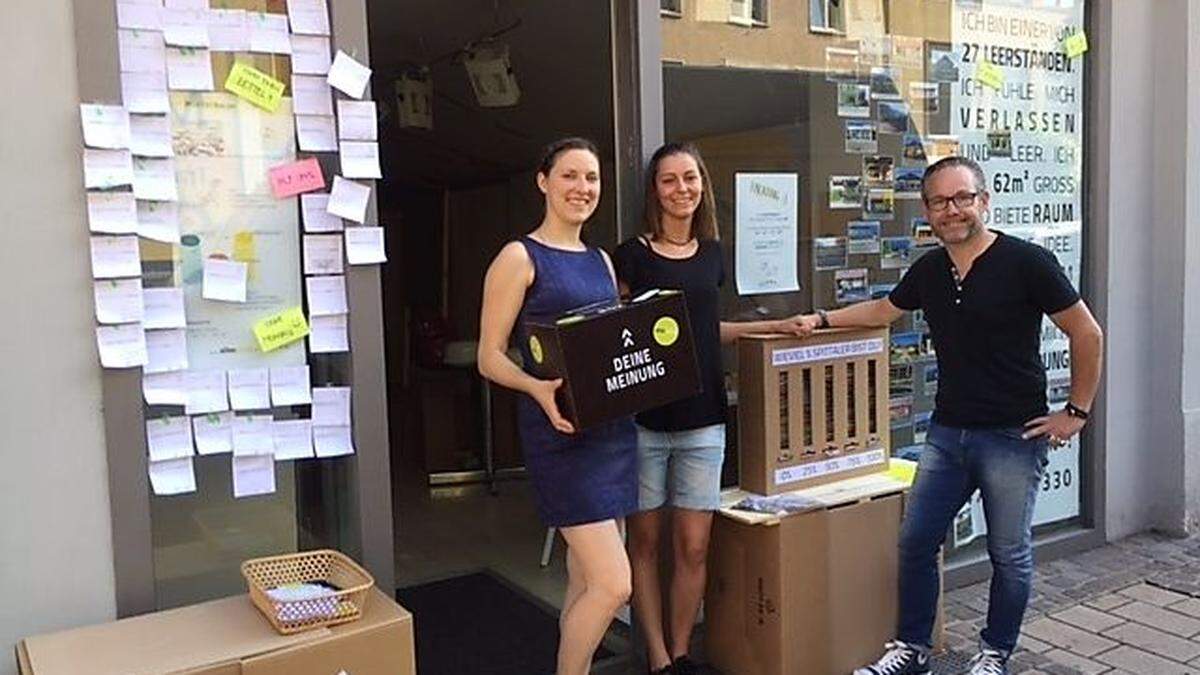 FH-Studenten als Brückenbauer: Mirjam Müller und Julia Holzmann, Studentinnen aus dem zweiten Mastersemester Architektur an der FH Kärnten sowie Hauseigentpmer Werner Beck