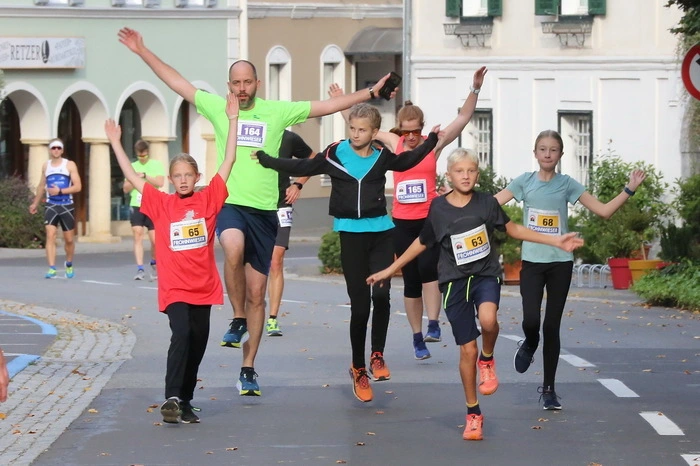 Das richtige Aufwärmen vor dem Lauf zeigte die Mittelschule St. Peter am Ottersbach.