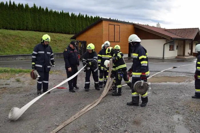 Die Grundausbildung sei ein wichtiger Bestandteil der Feuerwehrlaufbahn und trage wesentlich dazu bei, die Einsatzkräfte auf ihre zukünftigen Aufgaben vorzubereiten, informiert Gernot Hoffmann vom BFV Leoben.