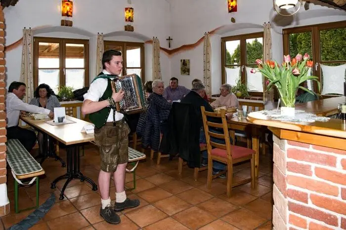 Zum Verkosten gab es neben dem Urbanus auch die in Fässern und Tanks gelagerten Weine