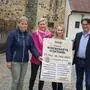 Die Hauptorganisatorinnen Sara Zidek-Milionis und Viktoria Hirtl (Mitte) mit Bürgermeister Anton Edler und Amtsleiterin Christa Schillinger 