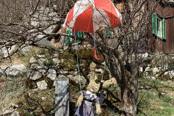 Wird wohl nichts, mit der Flug-Zustellung der Ostereier. Der Paragleiter-Hase hat sich beim Landemanöver vertan und ist in einem Busch gelandet.