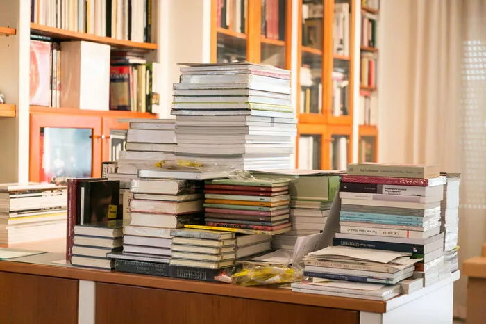 Beim Rundgang erläutert Gruber, wo er die nächsten Bücherschränke geplant hat. In ihnen soll Platz finden, was jetzt noch in den Schachteln verpackt ist, die hier und dort übereinandergestapelt sind.