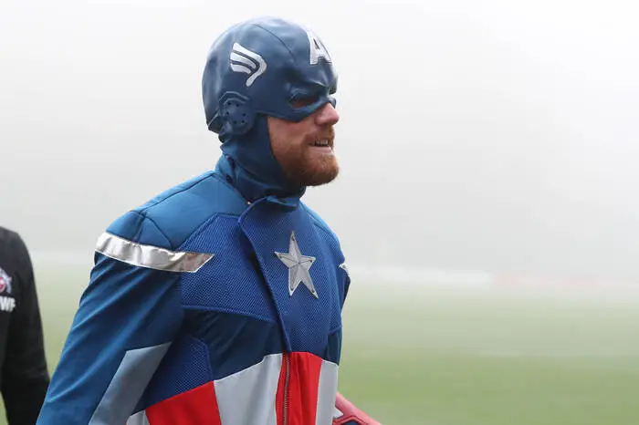 Torhüter Timo Horn zeigt auch beim Kostüm, dass er sehr schnell sein kann.