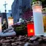 Kerzen auf einem Friedhof