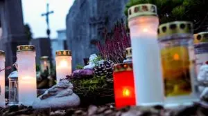Kerzen auf einem Friedhof