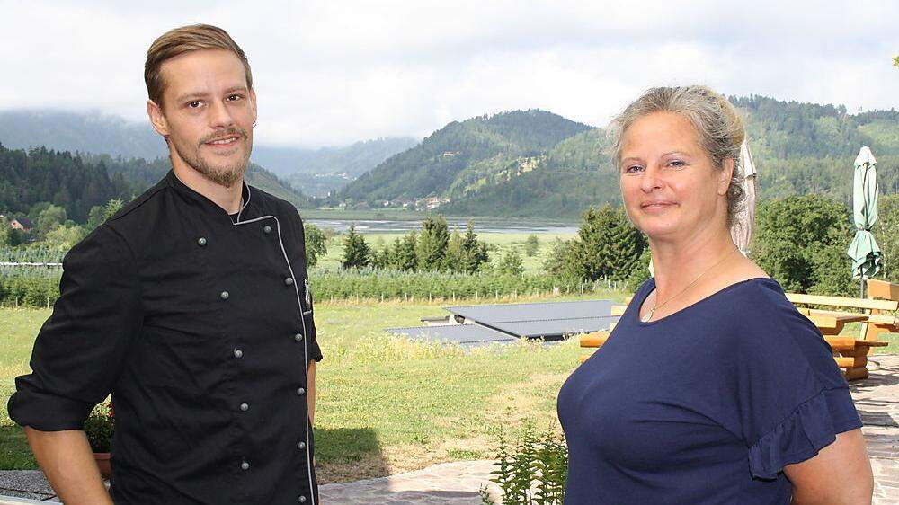Wirtin Margarete Schatzer mit ihrem Neffen, dem Koch Rok Tratar auf der Terrasse von &quot;Meti's Hittn&quot; mit Blick auf den Gösselsdorfer See