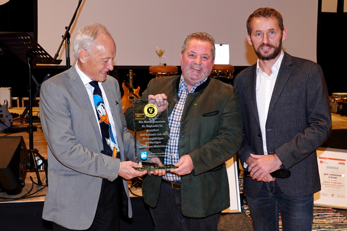Der Bürgermeister der Marktgemeinde St. Ruprecht an der Raab Herbert Pregartner ist selbst Mitglied und überreichte an den Obmann Wolfgang Neffe und dessen Stellvertreter Heinz Köck eine Glastrophäe und ein Geschenk.
