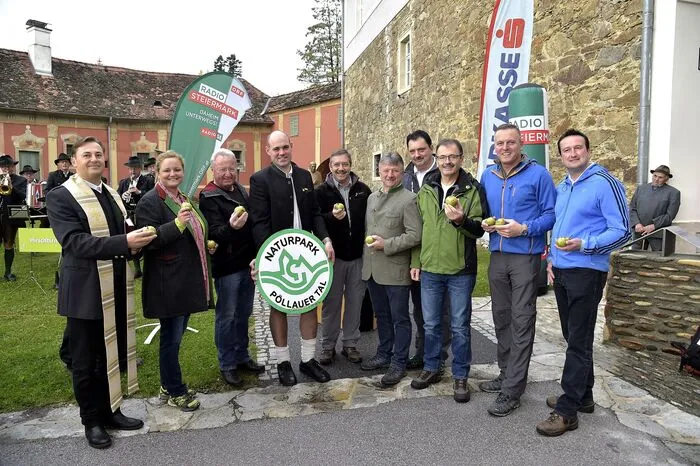 Zwei Wanderrouten führten durch das farbenfrohe Pöllauertal, an mehreren Labestationen konnten sich die Wanderer mit regionalen Spezialitäten stärken