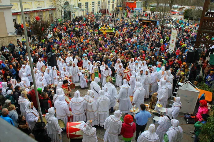Die so genannte "Aufnahmprüfung" findet stets vor dem Hotel Erzherzog Johann, mitten im Zentrum des Ortes, statt