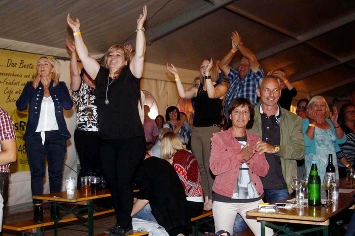 Zum Ohrwurm "Schatzi, schenk mir ein Foto" gab es für viele Fans kein Halten mehr: Standing Ovations auf den Bierbänken...