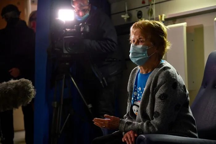 Danach war sie im rüstigen Alter plötzlich der Medienstar der Stunde: "Ich fühle mich unglaublich privilegiert die erste Person zu sein, die gegen Covid-19 geimpft wird", sagte Keenan.