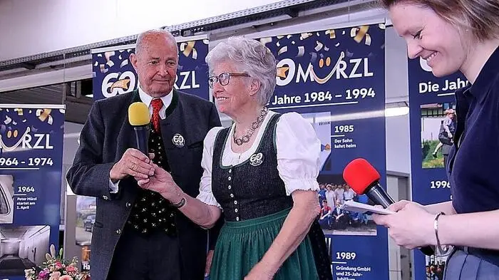 Die Großfamilie Mürzl strahlte am Samstag mit der Sonne um die Wette, denn die große Halle konnte die zahlreichen Gratulanten und Besucher, welche zum Festakt „60 Jahre Autohaus Mürzl“ gekommen waren, kaum fassen.