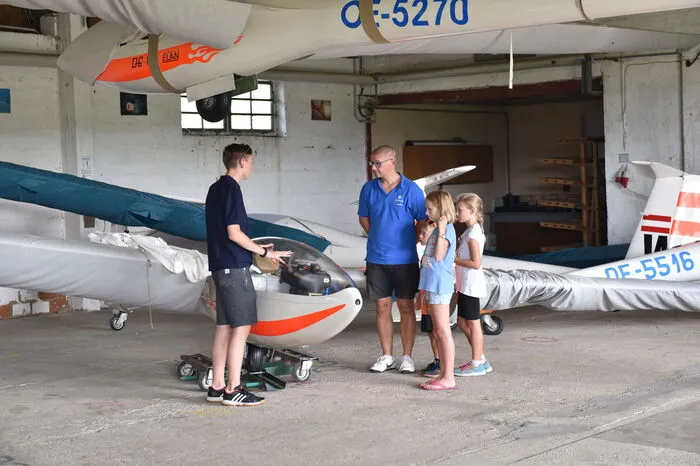 Warum fliegt ein Flugzeug? Alles rund um die Flugzeuge und den Flugplatzbetrieb wurde den jungen Besuchern erklärt.