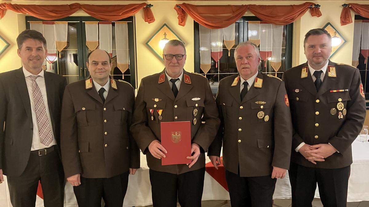 Bezirkshauptmann-Stv. Harald Dunkl, Bezirksfeuerwehrkommandant Jochen Illigasch, 2. Bezirksfeuerwehrkommandant-Stv. Willibald Deutsch, 1. Bezirksfeuerwehrkommandant-Stv. Franz Windisch, Landesfeuerwehrdirektor Sven Michael Karner