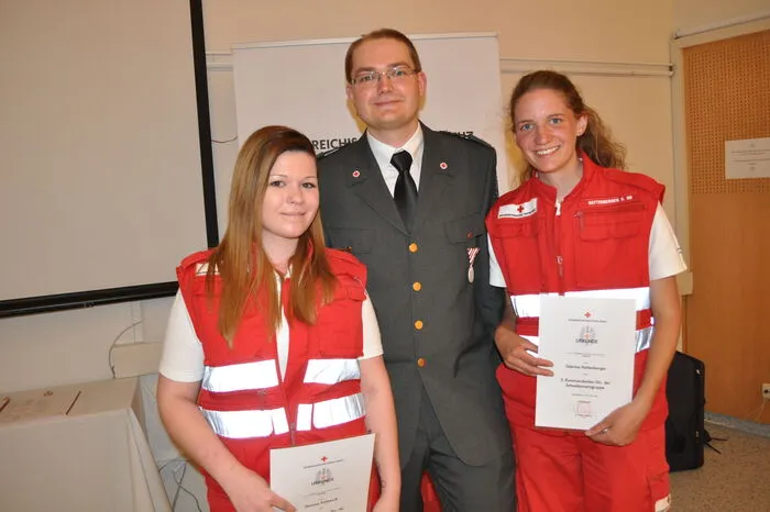 Shanine Kohlweiß, Christian Dirnberger und Sabrina Hattenberger bilden eine neue Schnelleinsatzgruppe (SEG).