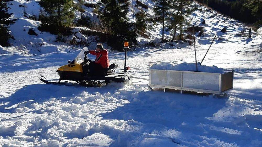 Mittels Skidoo bringt man Schnee auf die Rodelbahn in der Lobming