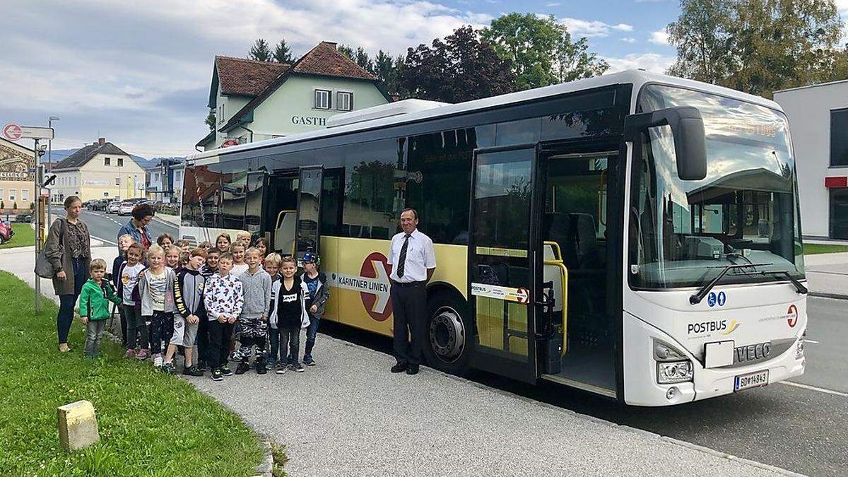 Aktion „Sicher mit dem Postbus“: hier vor der Volksschule St. Stefan im Lavanttal