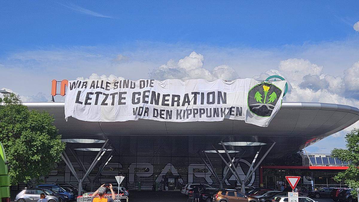 Klimaprotestaktion am Interspar-Dach in Weiz