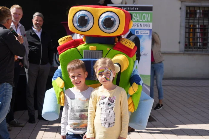 Ein beliebtes Fotoobjekt: Das Maskottchen "Otto Engine"