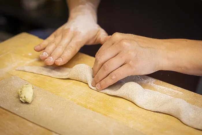 Beim gefüllten Teig den Rand mit Fingerdruck nochmals gut verschließen.