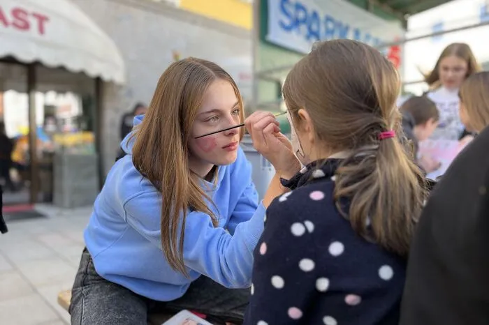 Hüpfburgen, Schießstand, Popcorn, Zuckerwatte und Kinderschminken standen auf dem Programm.