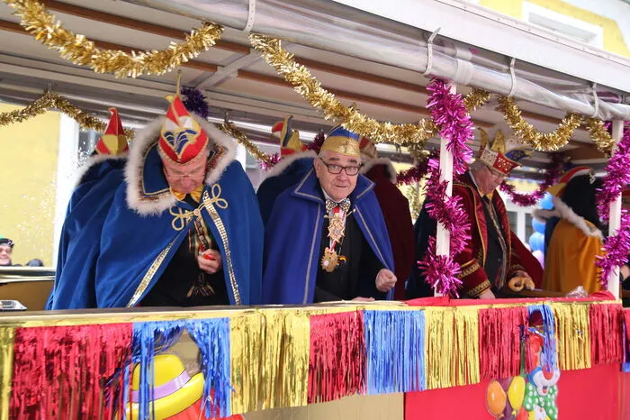 Die Weizer Faschingsgilde rund um Fips Knill (rechts) freute sich über neun Wagen und drei Gruppen, die sich der Wahl stellten.