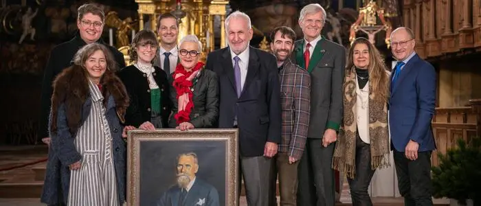 Pater Vinzenz Schager und Gröbmings Bürgermeister Thomas Reingruber (hinten),  die Mayr‘schen Familienmitglieder Carmen Krisai-Chizzola, Theresa Haberl-Billroth, Sonja und Michael Haberl und Michael Billroth, Sepp Fegerl (Präsident der Internationalen Gesellschaft für Mayr-Medizin) und den Mayr-Ärzten Patricia Winkler-Payer und Henning Sartor
