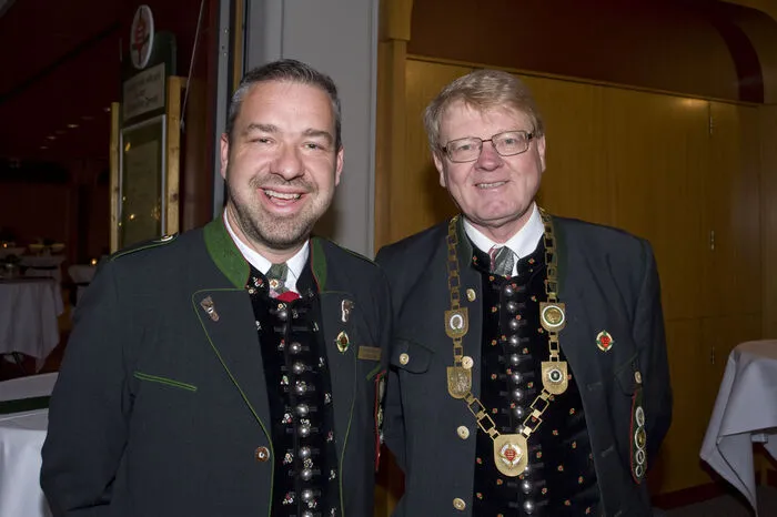 Großbauer Andreas Aigner vlg. Gsundbauer, begrüßte die zahlreichen Besucher und Ehrengäste und bedankte sich bei den Bäuerinnen, die die Dekoration, des Saales gestalteten und den Blumenschmuck wie die Damenspenden in liebevoller Handarbeit bereiteten.