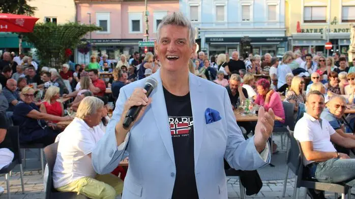 Im Rahmen der beliebten Open-Air-Reihe „Treffpunkt Michaeliplatz“ gastierte der bekannte Musiker Silvio Samoni in Voitsberg.
