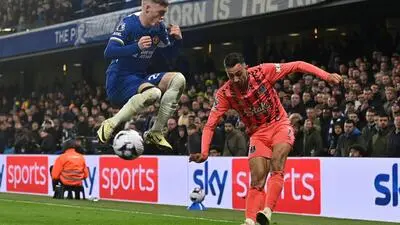 Everton's English midfielder #07 Dwight McNeil (R) vies with Chelsea's English midfielder #20 Cole Palmer (L) during the English Premier League football match between Chelsea and Everton at Stamford Bridge in London on April 15, 2024. (Photo by Glyn KIRK / AFP) / RESTRICTED TO EDITORIAL USE. No use with unauthorized audio, video, data, fixture lists, club/league logos or 'live' services. Online in-match use limited to 120 images. An additional 40 images may be used in extra time. No video emulation. Social media in-match use limited to 120 images. An additional 40 images may be used in extra time. No use in betting publications, games or single club/league/player publications. / 
