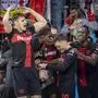 Riesengroßer Jubel bei Bayer Leverkusen nach dem 2:2 in der Nachspielzeit