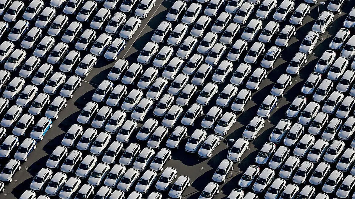 ABD0123_20151103 - Neuwagen von Porsche stehen am 03.11.2015 auf dem Gelände des Porsche Werks in Leipzig (Sachsen). Nach dem Skandal um manipulierte Abgaswerte bei VW stehen jetzt auch die Marken Porsche und Audi aus dem VW-Konzern unter Verdacht. Foto: Jan Woitas/dpa +++(c) dpa - Bildfunk+++