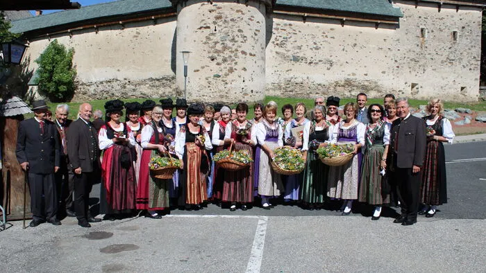 Die Trachtengruppe Diex konnte die befreundete Trachtengruppe Döbriach und zahlreiche Ehrengäste zu ihrem Jubiläumsfest begrüßen. 