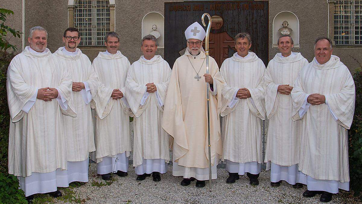 Bischof Marketz mit den neu geweihten Ständigen Diakonen Lesjak, Samitsch, Suntinger, Kossmann, Novak, Strauss und Kahle (von links)