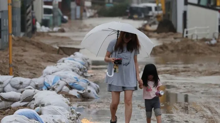 Bei schweren Unwettern mit außergewöhnlich viel Regen sind in Japan mindestens 65 Menschen ums Leben gekommen.