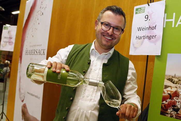 Gute Stimmung und edle Tropfen gepaart mit einem Schmankerlbuffet und der Stubenmusik „Burgauer Tanzlmusi“ genossen eine Vielzahl von Weinliebhabern bis in die späten Abendstunden in der Stadthalle Fürstenfeld.