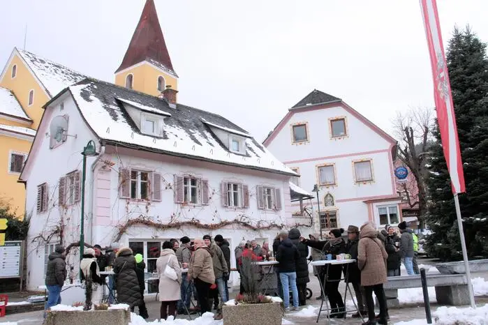 Bei selbstgemachtem Schweinsbraten, Glühwein und Punsch können die Besucher am Marktplatz in Ligist den vorletzten Tag des Jahres mit Kulinarik und gemütlichem Zusammenstehen ausklingen lassen. 