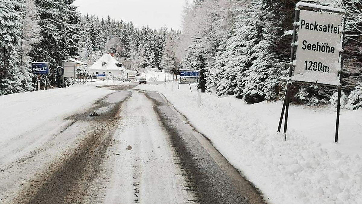 Schneefahrbahn am Sonntag auf der Pack