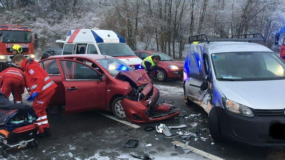 Dritter schwerer Unfall binnen vier Wochen auf der L 303 in St. Andrä-Höch