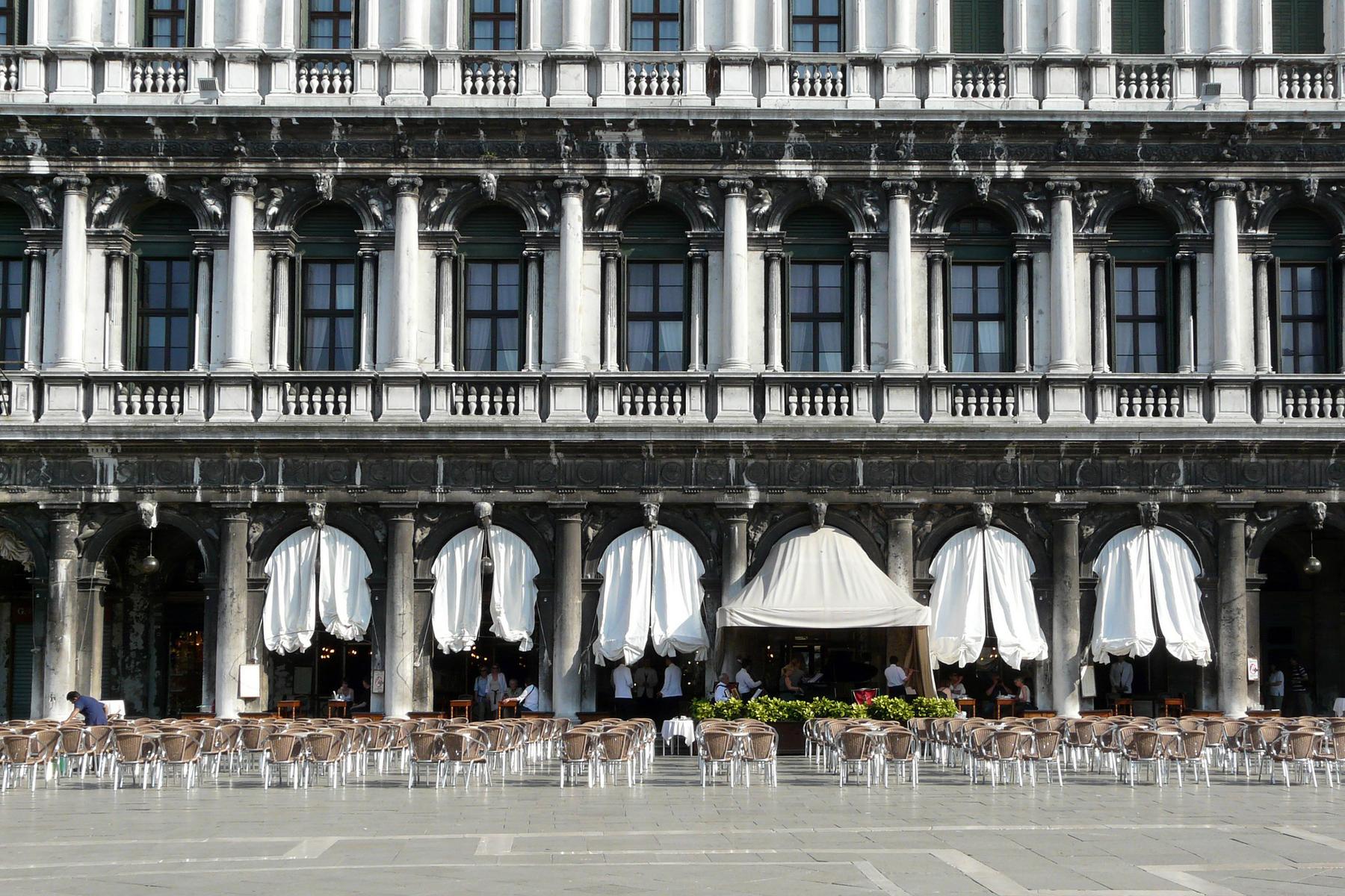 Hitze in Venedig: Leichtere Uniform für Kellner des Café Florian