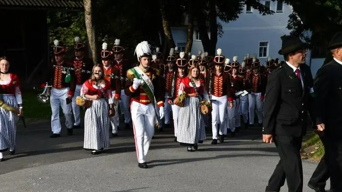Am Sonntag wurde in Ranten das Pfarrfest gefeiert. Sehr früh hat der Tag für die Prangschützengarde mit ihrem Kommandanten Bürgermeister Franz Kleinferchner wie auch für die Schützenmusikkapelle mit Kapellmeister Thomas Spreitzer begonnen. 