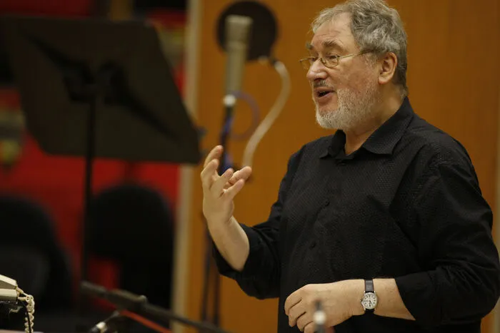 Chansonnier und Dirigent HK Gruber gestaltet den Eröffnungsabend von "brücken"