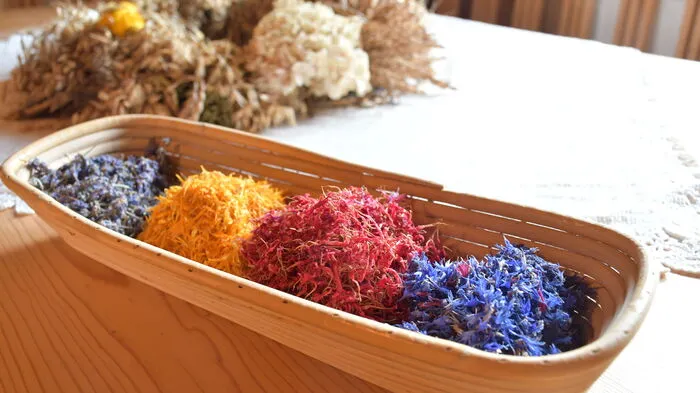 Lavendel, Ringelblume, Goldmelisse und Kornblume erfreuen sowohl durch Duft als auch Farbe
