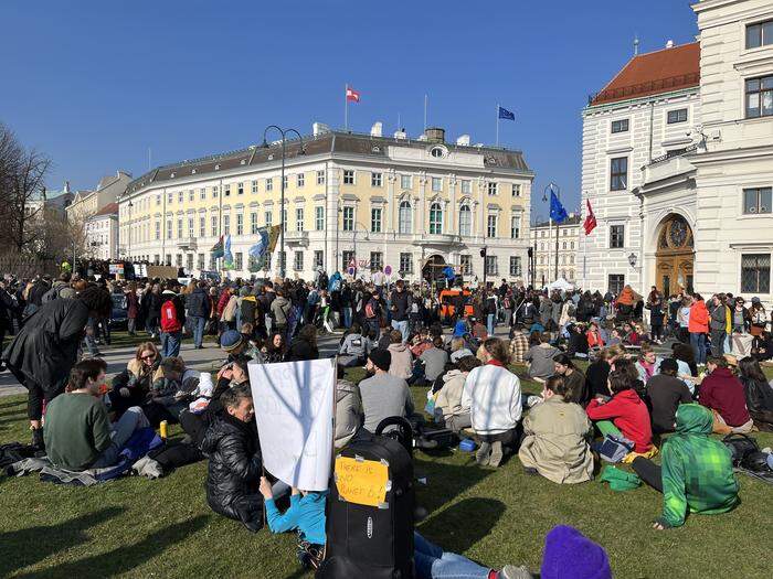 Der Klimaprotest endet am Ballhausplatz vor dem Bundeskanzleramt