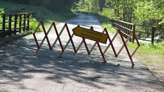 Die Knauderbachstraße wurde vermurt und ist zurzeit noch gesperrt.
