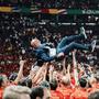 Luis de la Fuente wird nach dem EM-Titel in Berlin von den
Spielern gefeiert