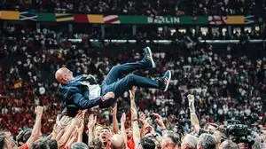 Fußball Herren UEFA-Fußball-Europameisterschaft 2024 Finale Spanien vs. England 14.07.2024 Die Spanier schmeißen ihren Trainer Luis de la Fuente Spanien in die Luft nach dem Spiel Jubel Emotionen Berlin Olympiastadion Berlin Deutschland *** Soccer Men UEFA European Football Championship 2024 Final Spain vs England 14 07 2024 The Spaniards throw their coach Luis de la Fuente Spain in the air after the match Cheers Emotions Berlin Olympiastadion Berlin Germany