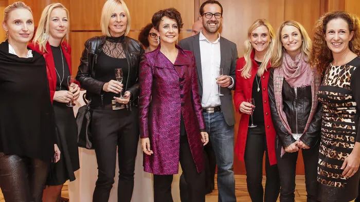 Infineon-Chefin Sabine Herlitschka (Mitte) vor der Gala